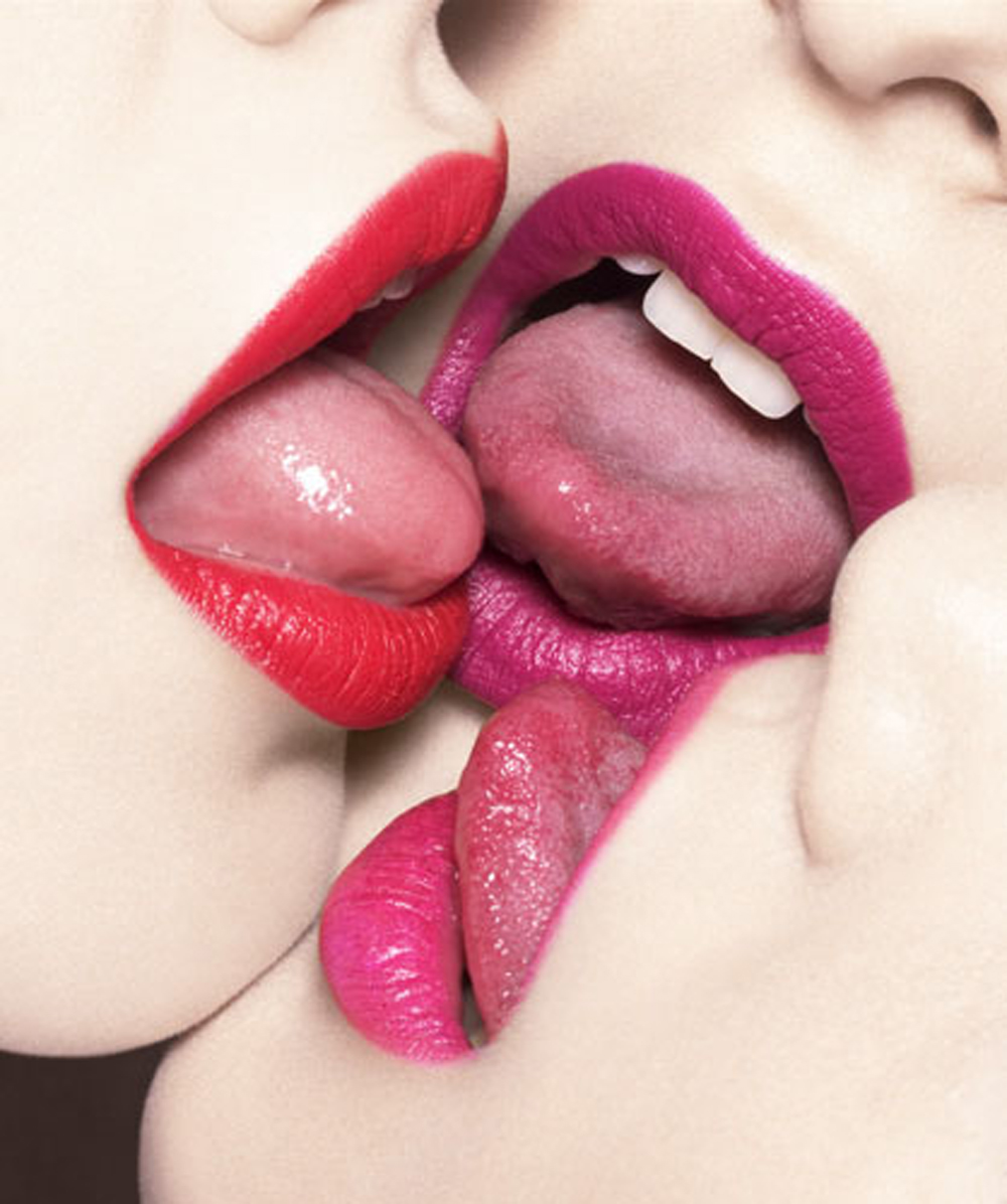 Губы при таком поцелуе обычно держат мягкими и расслабленными